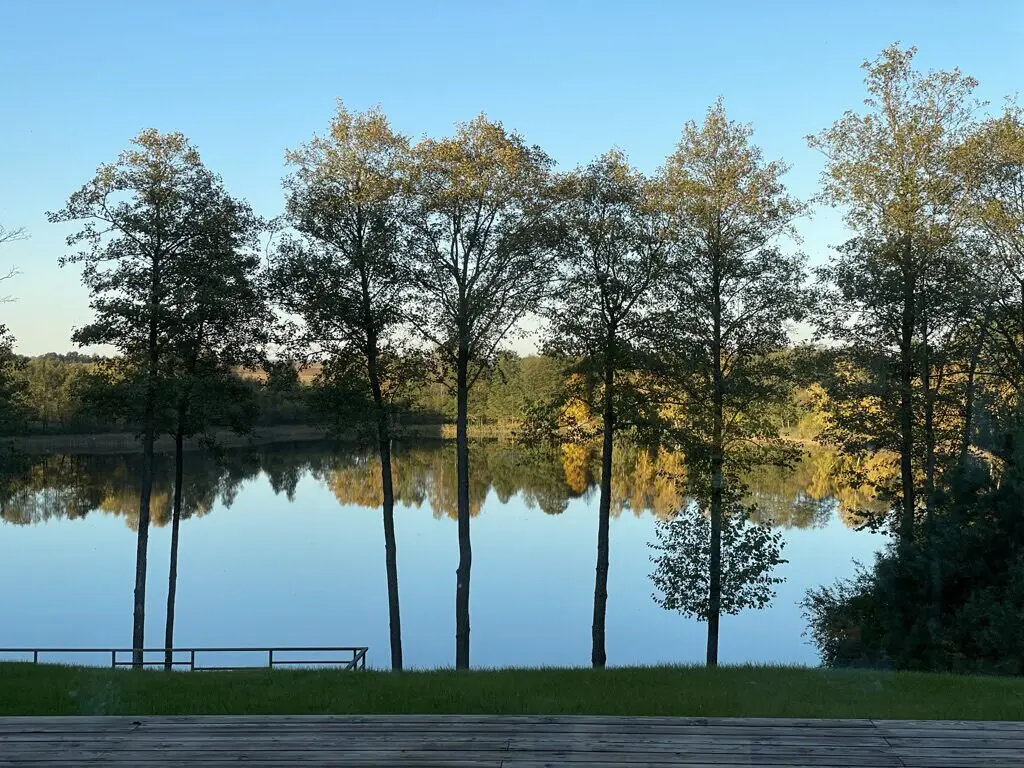 Juodikio ežeras giedrą rudens rytą
